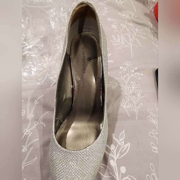 Beautiful Worthington silver sparkly heel - Picture 3 of 11
